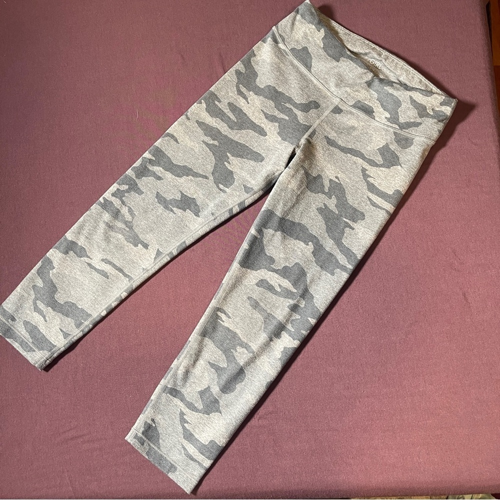 Athleta Girl Printed Chit Chat Capri Leggings in Gray Camo - Size Large (12)